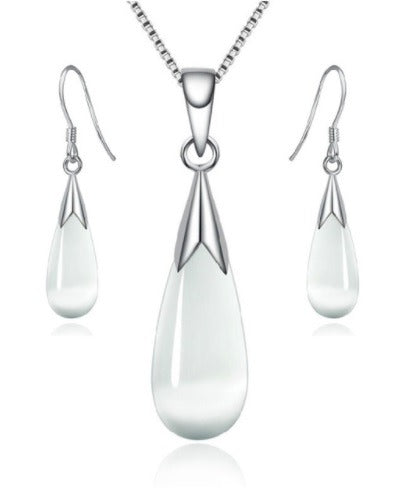 Ovaal waterdrop kristal sieraad om mee te pronken.